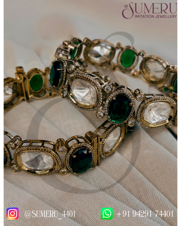 PATLA IN MOZONITE STONE IN ANTIQUE POLISHED.