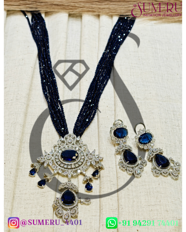 A.D. CRYSTEL LONG SET IN SILVER.