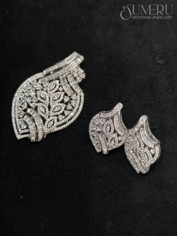 A.D. PENDENT SET WITH ATTRECTIVE DESIGN