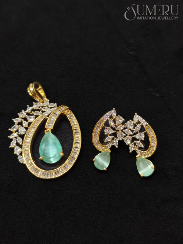 GOLD A.D. PENDENT SET WITH SEE GREEN STONE