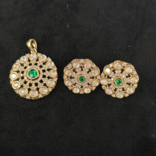 KUNDAN PENDENT SET IN GREEN STONE