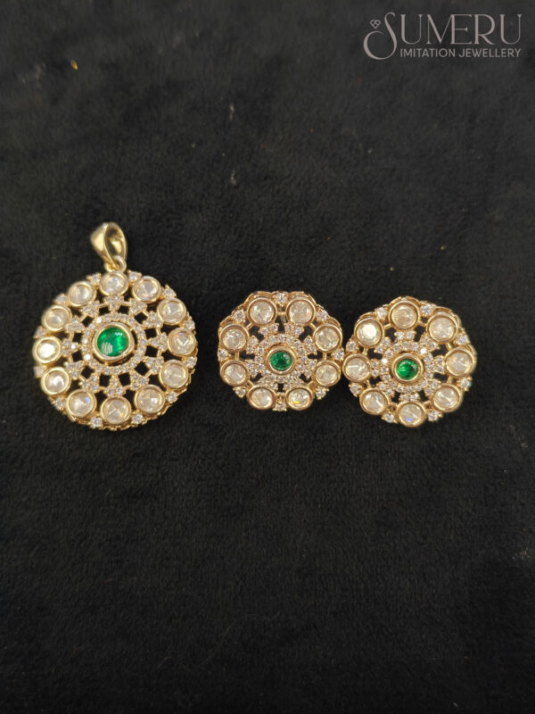KUNDAN PENDENT SET IN GREEN STONE