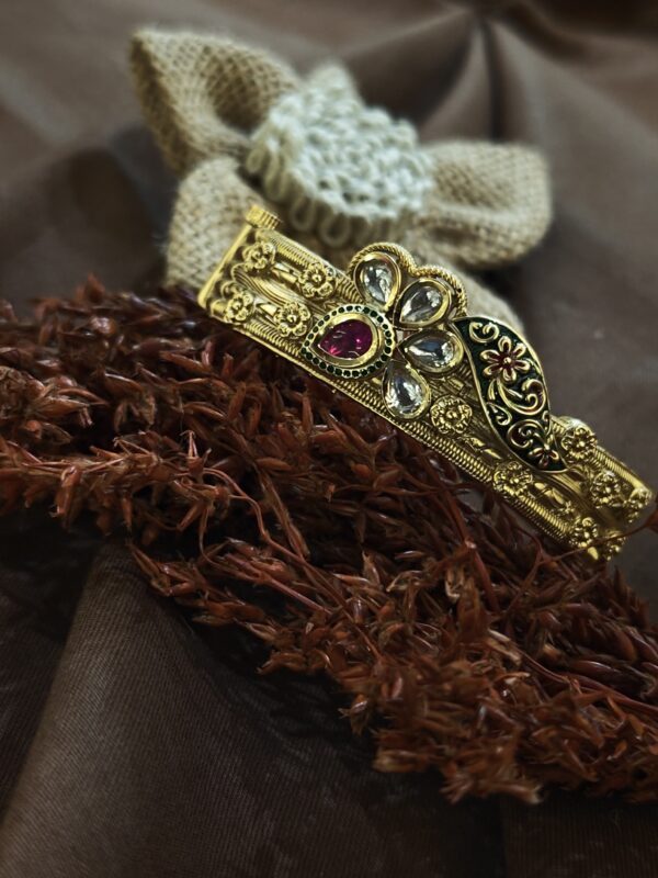 KUNDAN KADA WITH ENHANCING LOOKS - Image 2