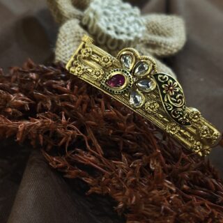 KUNDAN KADA WITH ENHANCING LOOKS
