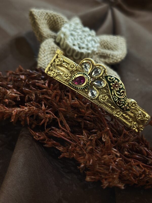 KUNDAN KADA WITH ENHANCING LOOKS
