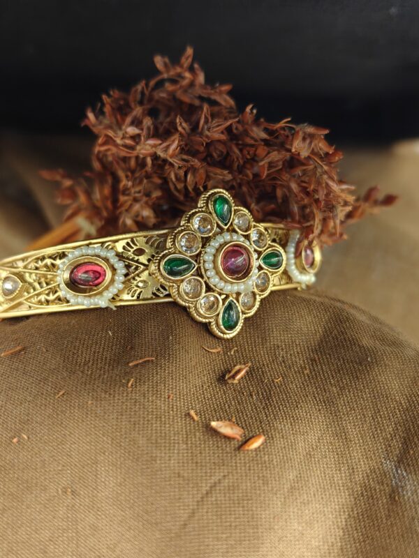 ATTRACTIVE JUMMER KUNDAN KADA