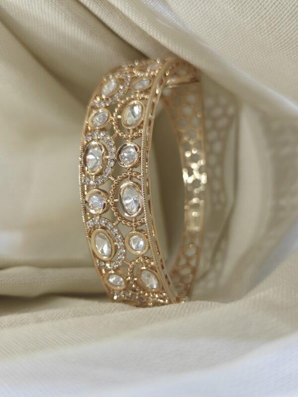 DELICATE AND SIMPLE ATTRACTIVE LOOK KUNDAN KADA