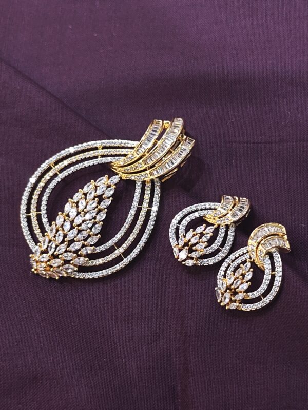 A.D. GOLDEN PENDENT SET IN MANGO DESIGN