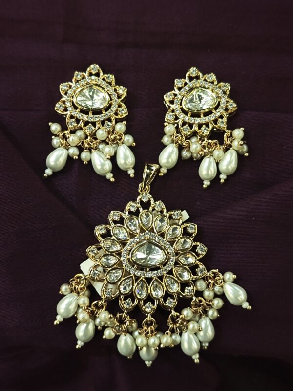 ATTRECTIVE KUNDAN WITH PEARL PENDENT SET