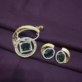 A.D. HIGH GOLD PENDENT SET WITH BOTTEL GREEN STONE