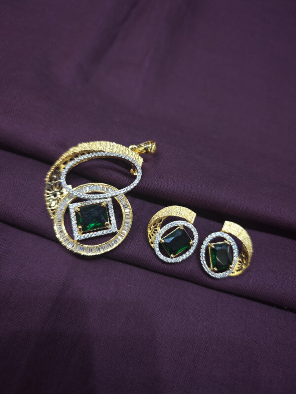 A.D. HIGH GOLD PENDENT SET WITH BOTTEL GREEN STONE