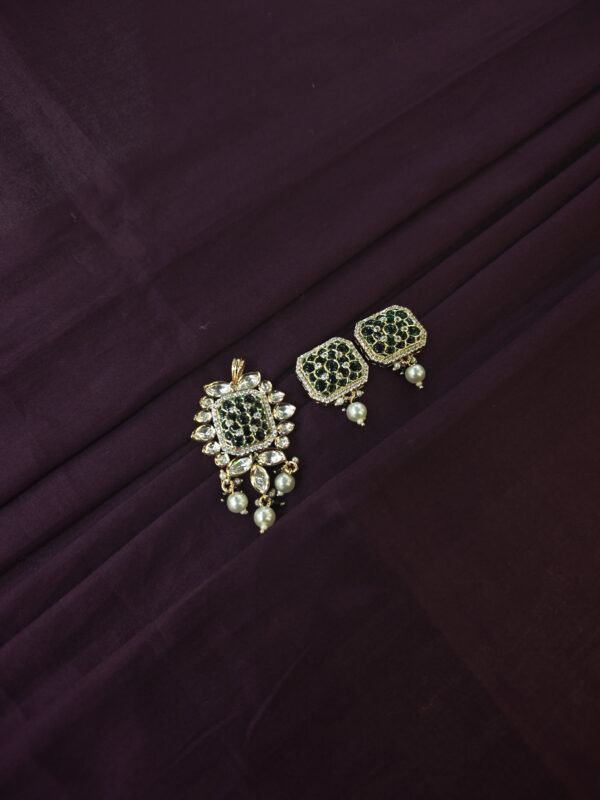 KUNDAN PENDENT SET WITH MEENA WORK