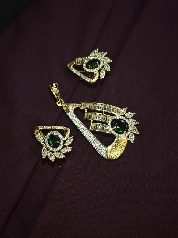 A.D. PENDENT SET IN TRIANGLE DESIGN