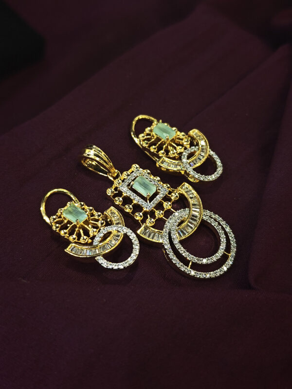ATTRECTIVE A.D. PENDENT SET